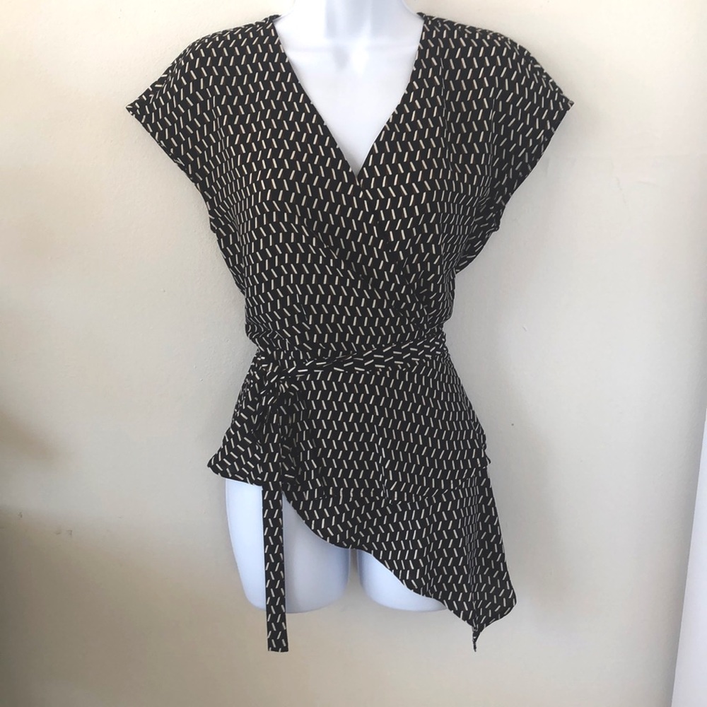 Vince Camuto Cap Sleeve Asymmetrical Wrap Blouse Geometric Print Sz S - Like New - Picture 3 of 11